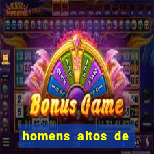 homens altos de pau grande