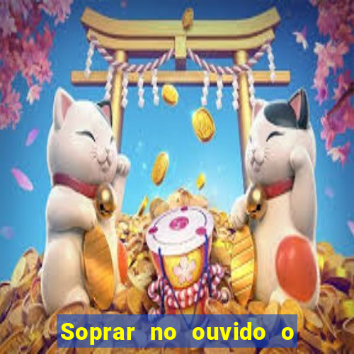 Soprar no ouvido o que significa de uma pessoa