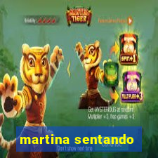 martina sentando