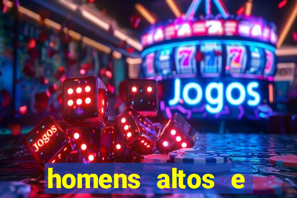 homens altos e magros pelados